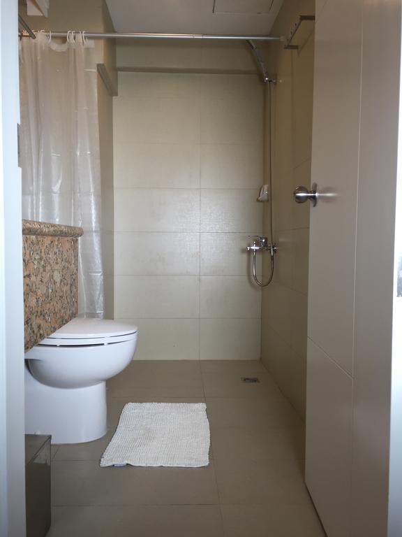 5880 Enriquez Residences Манила Стая снимка
